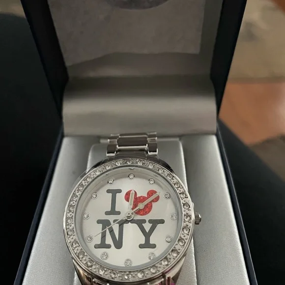 BNIB Disney Store Exclusive I LOVE ❤️ NY Mickey Mouse watch - Picture 2 of 6